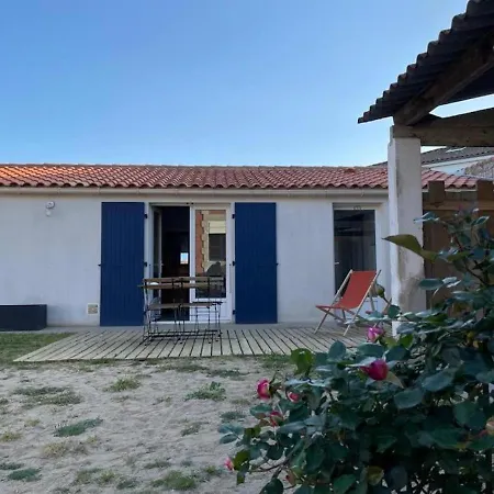 La Possibilite D'une Ile Apartment